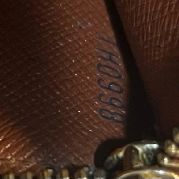 ❌SOLD❌ Louis Vuitton Sarah Crossbody Converted Wallet - Picture 2 of 6